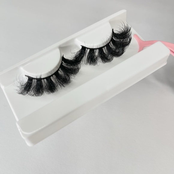 Shonna Lashes - Picture 3 of 3